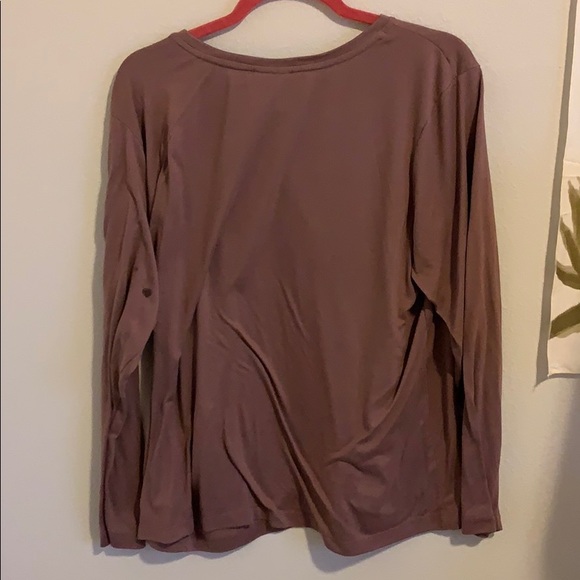 Woman’s Nike long sleeve tee - Picture 2 of 3